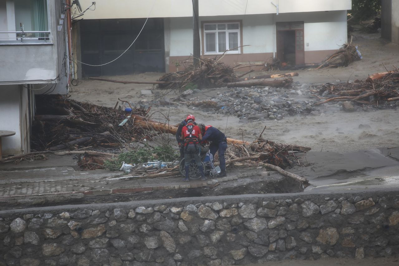 İnebolu'daki selde mahsur kalan vatandaşlar helikopterle kurtarıldı - Sayfa 8