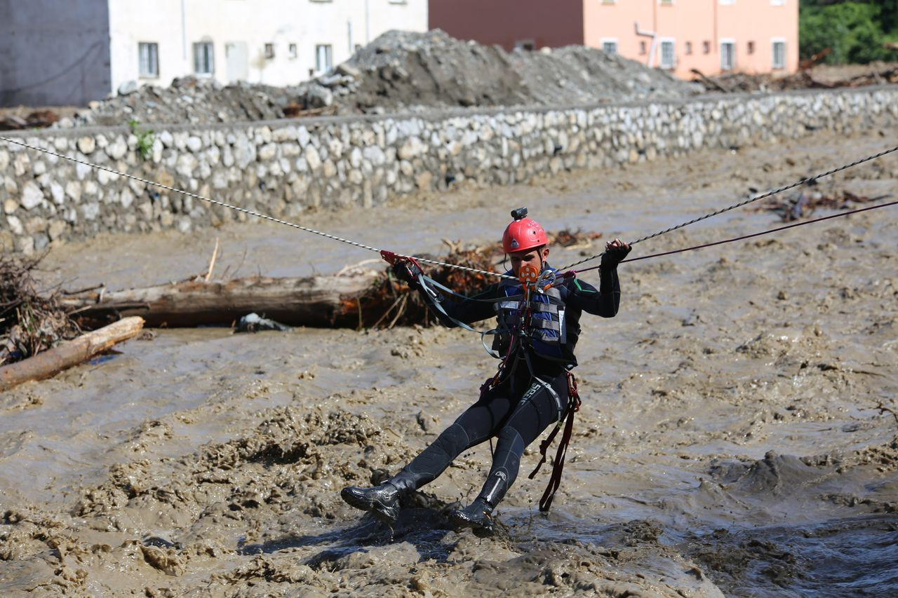 İnebolu'daki selde mahsur kalan vatandaşlar helikopterle kurtarıldı - Sayfa 9
