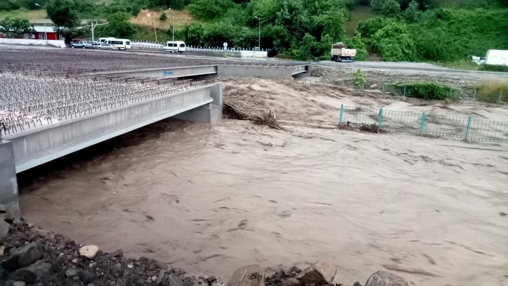 İki köprü çöktü... AFAD'dan Kastamonu'ya uyarı: İş yerlerinizi açmayın, üst katlara çıkın! - Sayfa 13