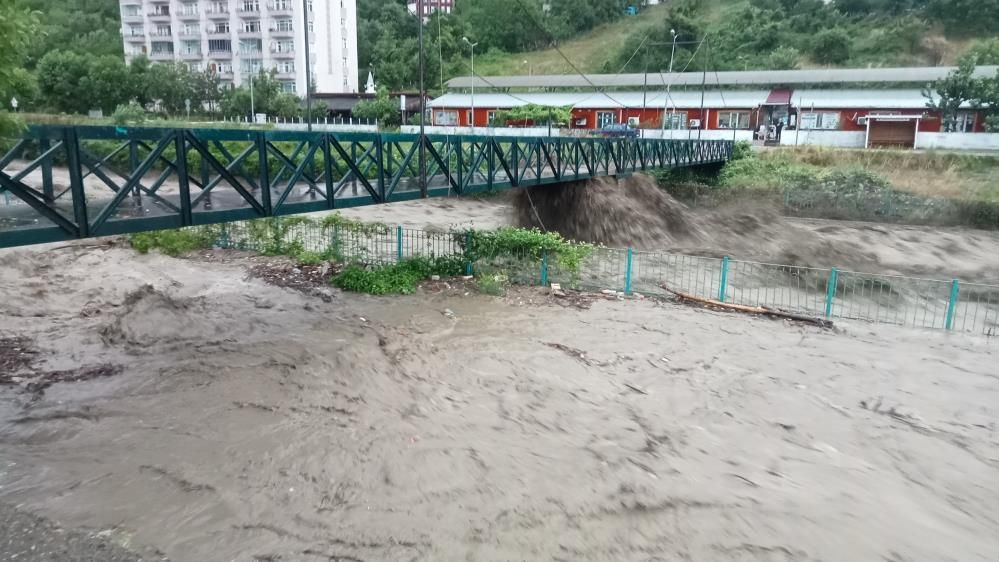 İki köprü çöktü... AFAD'dan Kastamonu'ya uyarı: İş yerlerinizi açmayın, üst katlara çıkın! - Sayfa 6