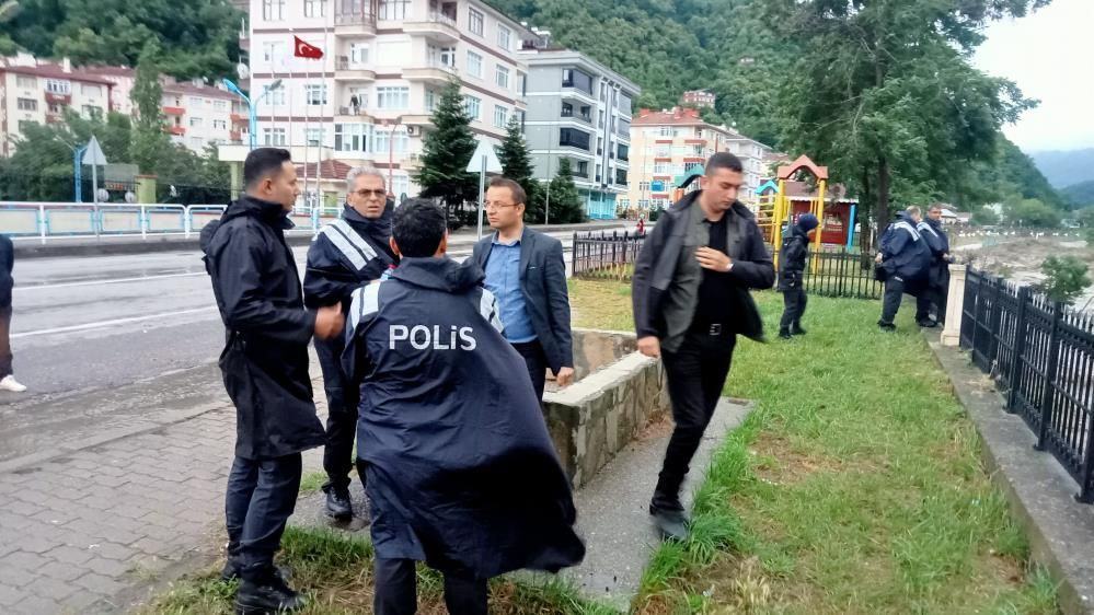 İki köprü çöktü... AFAD'dan Kastamonu'ya uyarı: İş yerlerinizi açmayın, üst katlara çıkın! - Sayfa 9