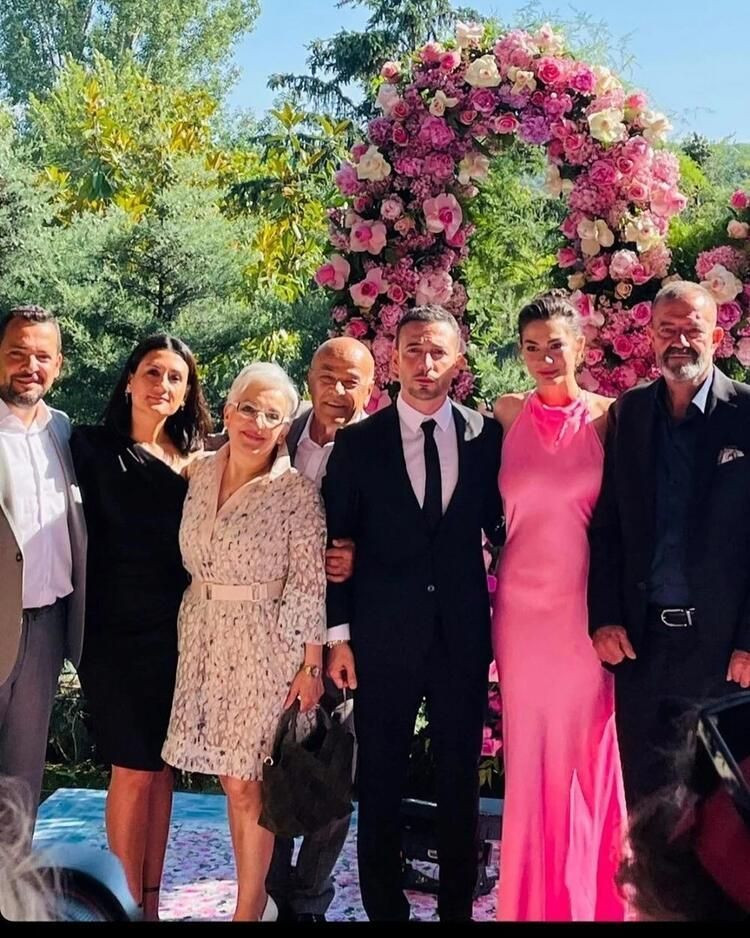 Demet Özdemir ve Oğuzhan Koç evlilik yolunda ilk adımı attı! İşte oyuncu çiftin nişan töreninden ilk kareler - Sayfa 24