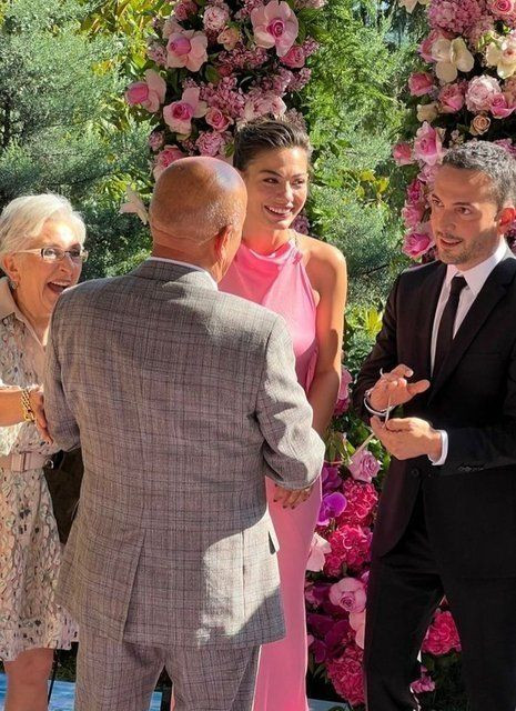 Demet Özdemir ve Oğuzhan Koç evlilik yolunda ilk adımı attı! İşte oyuncu çiftin nişan töreninden ilk kareler - Sayfa 26