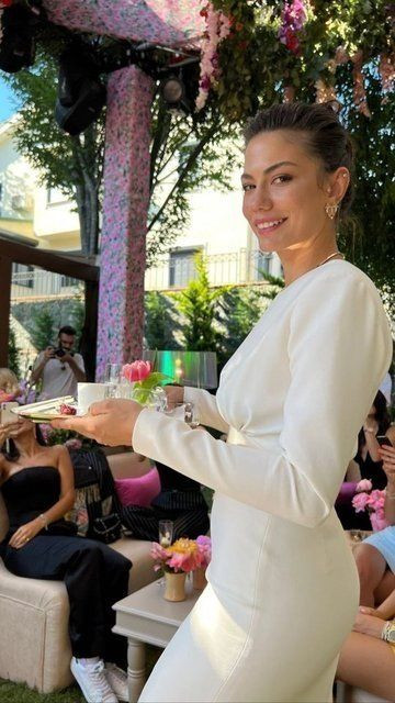 Demet Özdemir ve Oğuzhan Koç evlilik yolunda ilk adımı attı! İşte oyuncu çiftin nişan töreninden ilk kareler - Sayfa 5