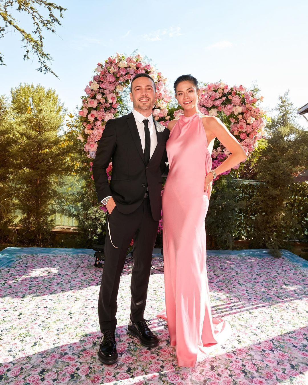 Demet Özdemir ve Oğuzhan Koç evlilik yolunda ilk adımı attı! İşte oyuncu çiftin nişan töreninden ilk kareler - Sayfa 29