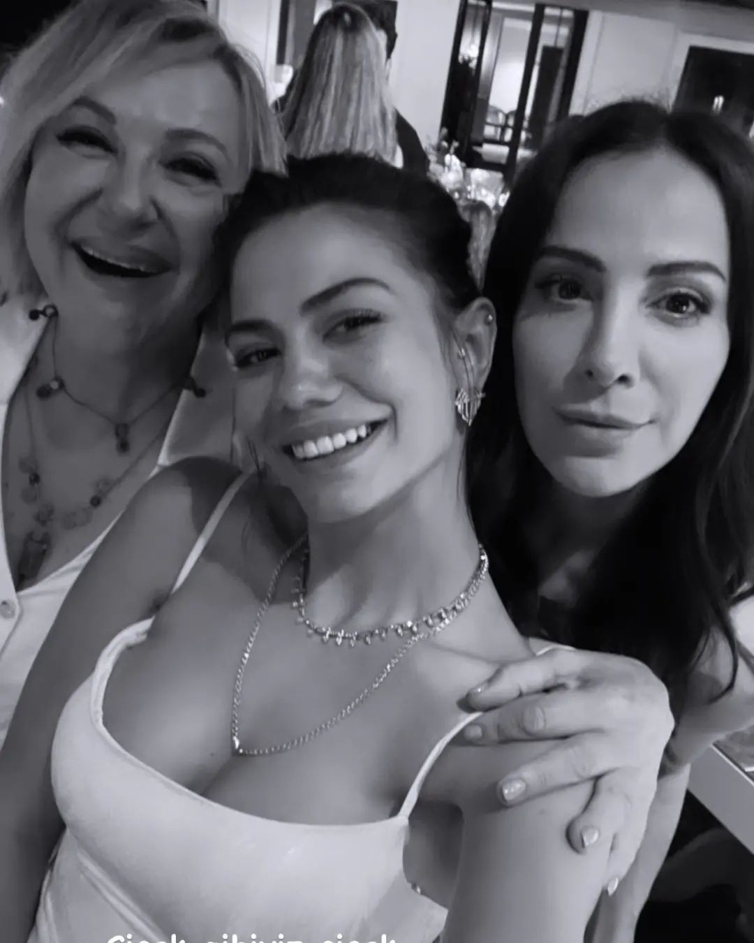 Demet Özdemir ve Oğuzhan Koç evlilik yolunda ilk adımı attı! İşte oyuncu çiftin nişan töreninden ilk kareler - Sayfa 14