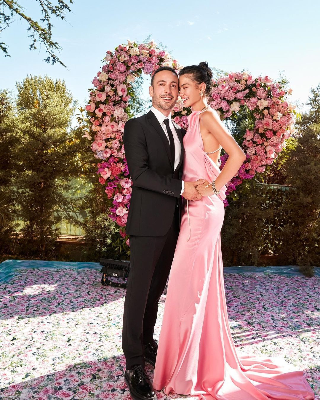 Demet Özdemir ve Oğuzhan Koç evlilik yolunda ilk adımı attı! İşte oyuncu çiftin nişan töreninden ilk kareler - Sayfa 32