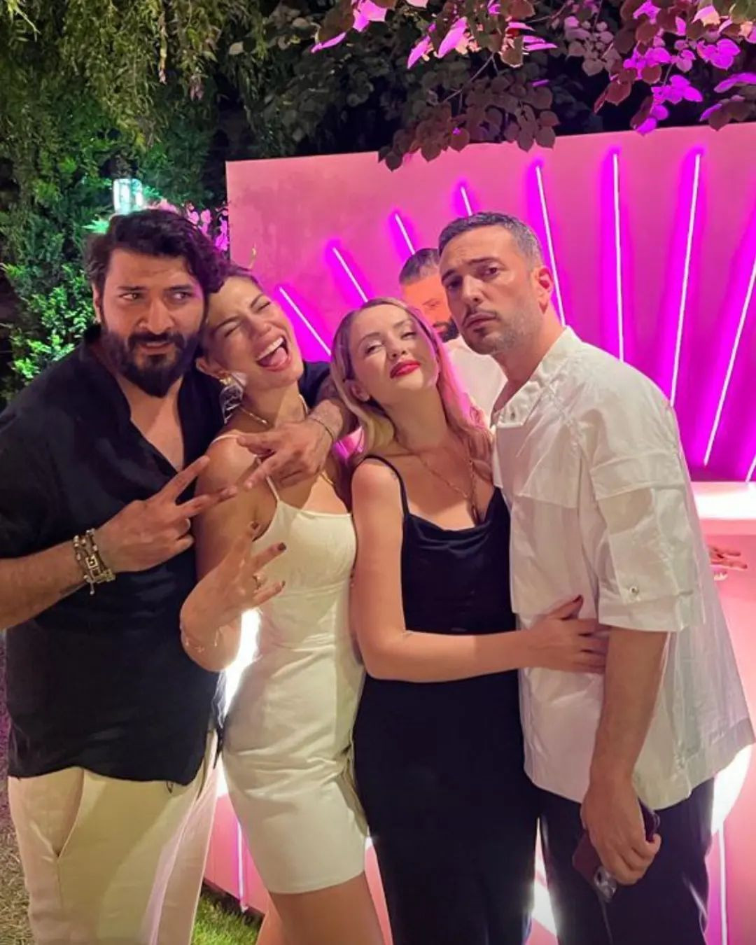 Demet Özdemir ve Oğuzhan Koç evlilik yolunda ilk adımı attı! İşte oyuncu çiftin nişan töreninden ilk kareler - Sayfa 10