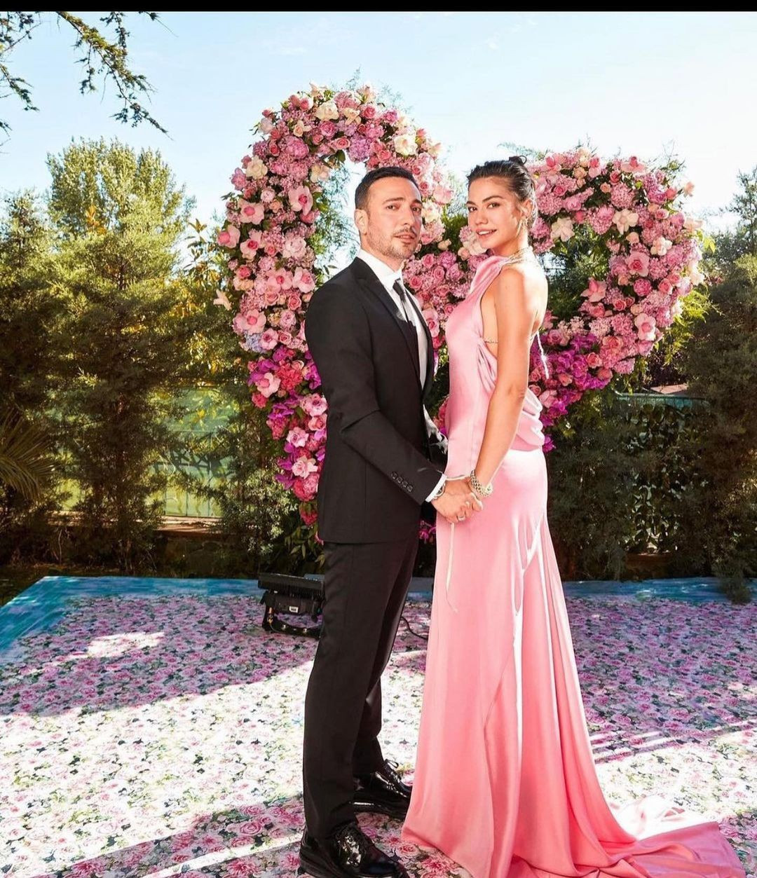 Demet Özdemir ve Oğuzhan Koç evlilik yolunda ilk adımı attı! İşte oyuncu çiftin nişan töreninden ilk kareler - Sayfa 6