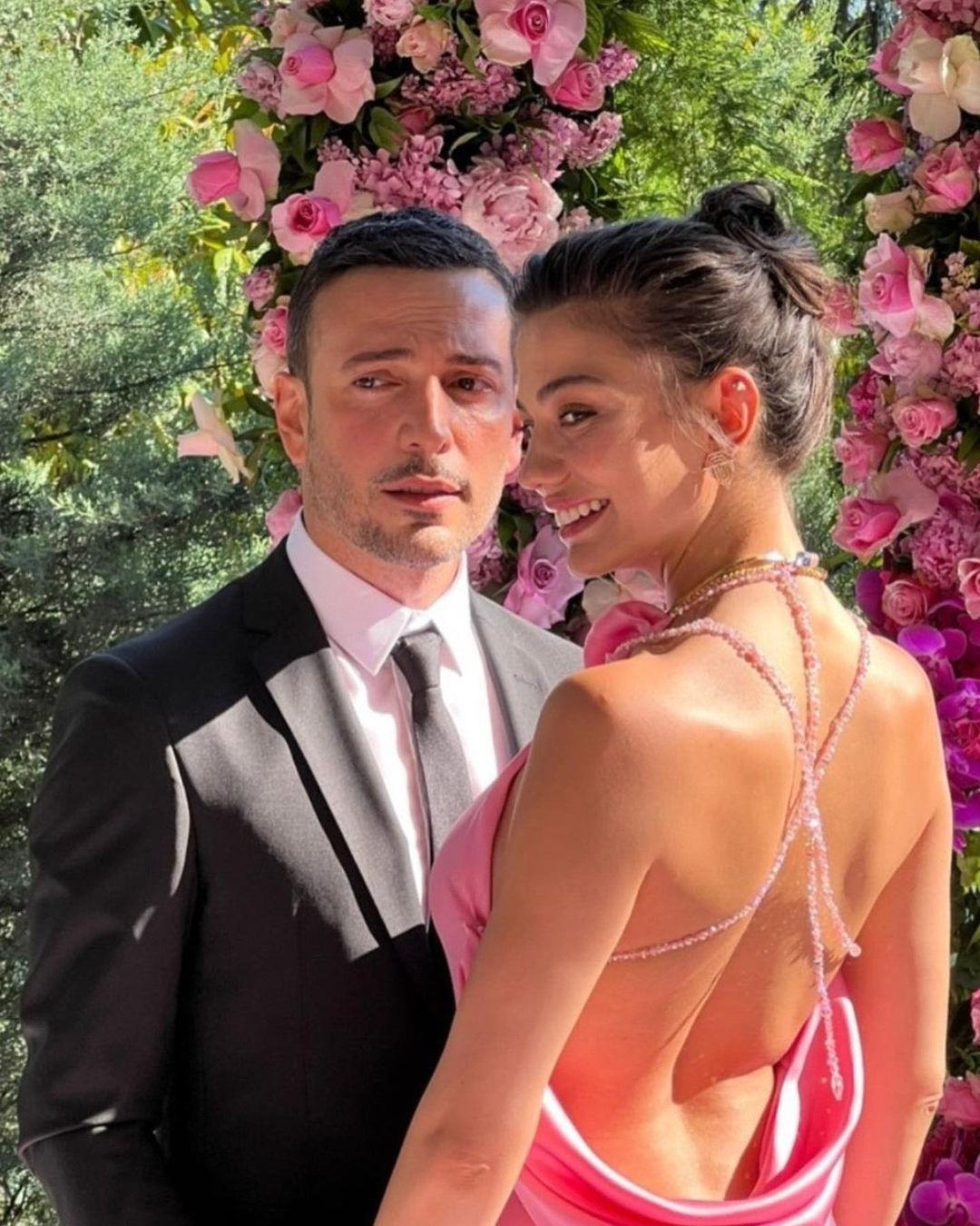 Demet Özdemir ve Oğuzhan Koç evlilik yolunda ilk adımı attı! İşte oyuncu çiftin nişan töreninden ilk kareler - Sayfa 30