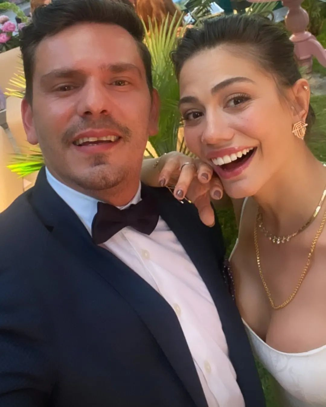 Demet Özdemir ve Oğuzhan Koç evlilik yolunda ilk adımı attı! İşte oyuncu çiftin nişan töreninden ilk kareler - Sayfa 13