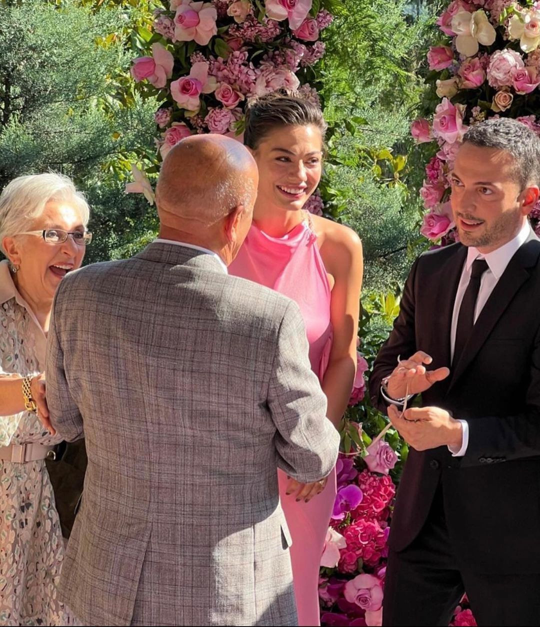 Demet Özdemir ve Oğuzhan Koç evlilik yolunda ilk adımı attı! İşte oyuncu çiftin nişan töreninden ilk kareler - Sayfa 17