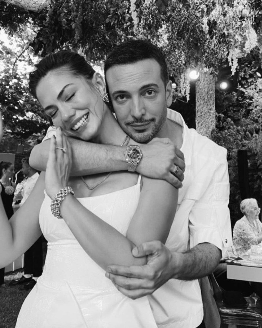 Demet Özdemir ve Oğuzhan Koç evlilik yolunda ilk adımı attı! İşte oyuncu çiftin nişan töreninden ilk kareler - Sayfa 28