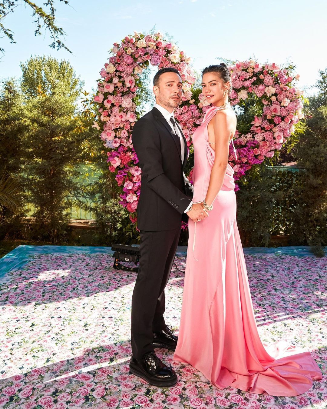 Demet Özdemir ve Oğuzhan Koç evlilik yolunda ilk adımı attı! İşte oyuncu çiftin nişan töreninden ilk kareler - Sayfa 31