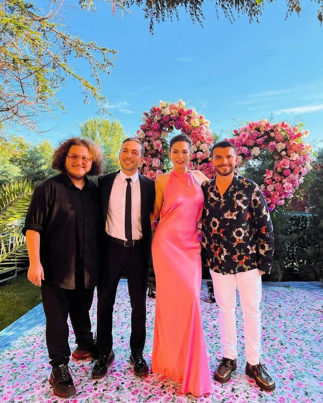 Demet Özdemir ve Oğuzhan Koç evlilik yolunda ilk adımı attı! İşte oyuncu çiftin nişan töreninden ilk kareler - Sayfa 23