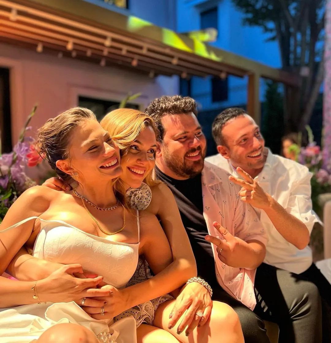 Demet Özdemir ve Oğuzhan Koç evlilik yolunda ilk adımı attı! İşte oyuncu çiftin nişan töreninden ilk kareler - Sayfa 19