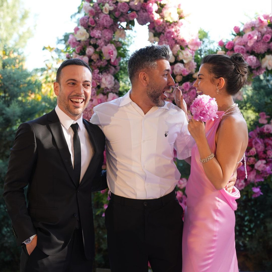 Demet Özdemir ve Oğuzhan Koç evlilik yolunda ilk adımı attı! İşte oyuncu çiftin nişan töreninden ilk kareler - Sayfa 27