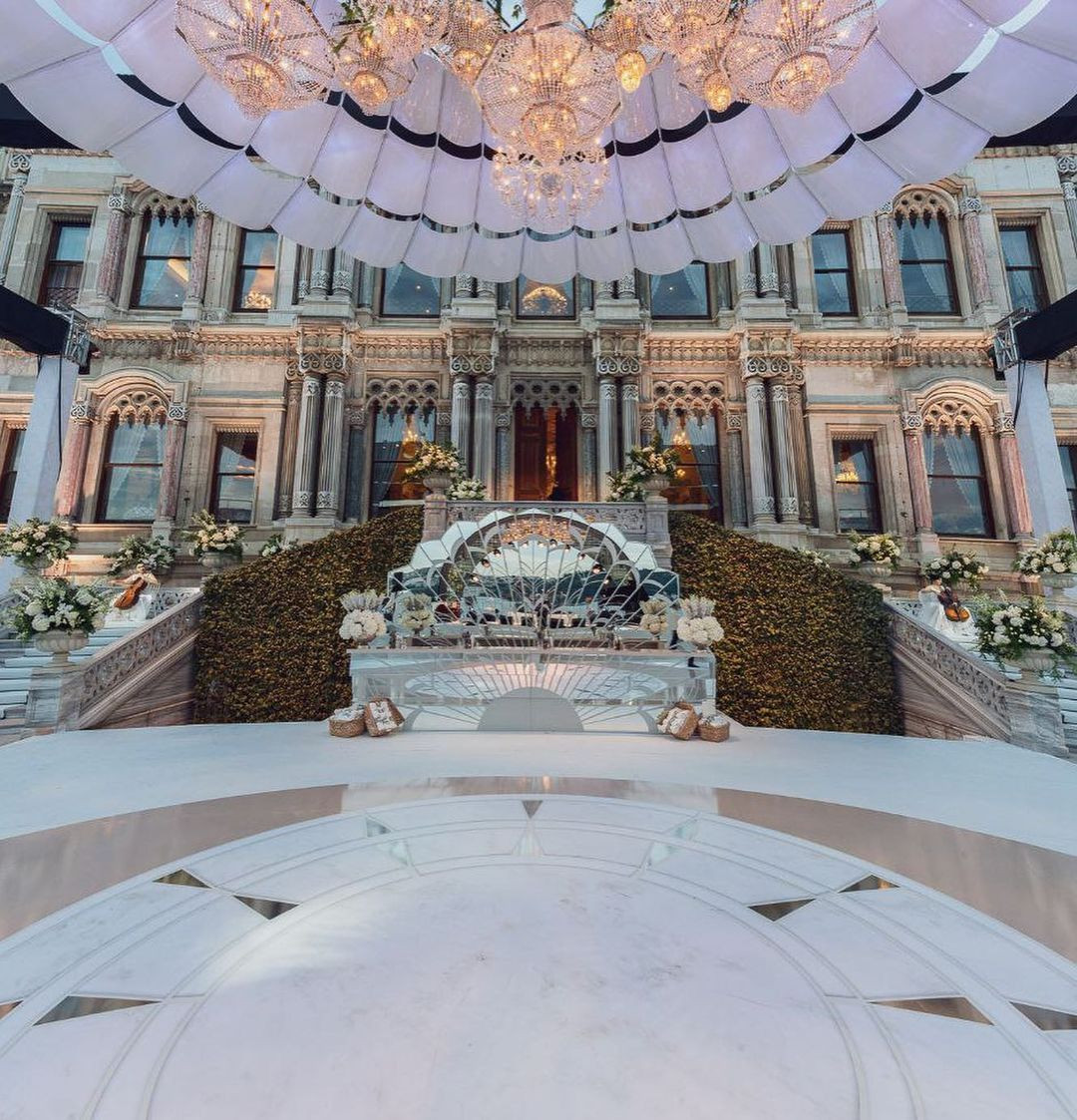 Nazlı Kayı ile Hacı Sabancı, Çırağan Sarayı’nda düğün yaptı: Davetliler şıklık yarışına girdi - Sayfa 51