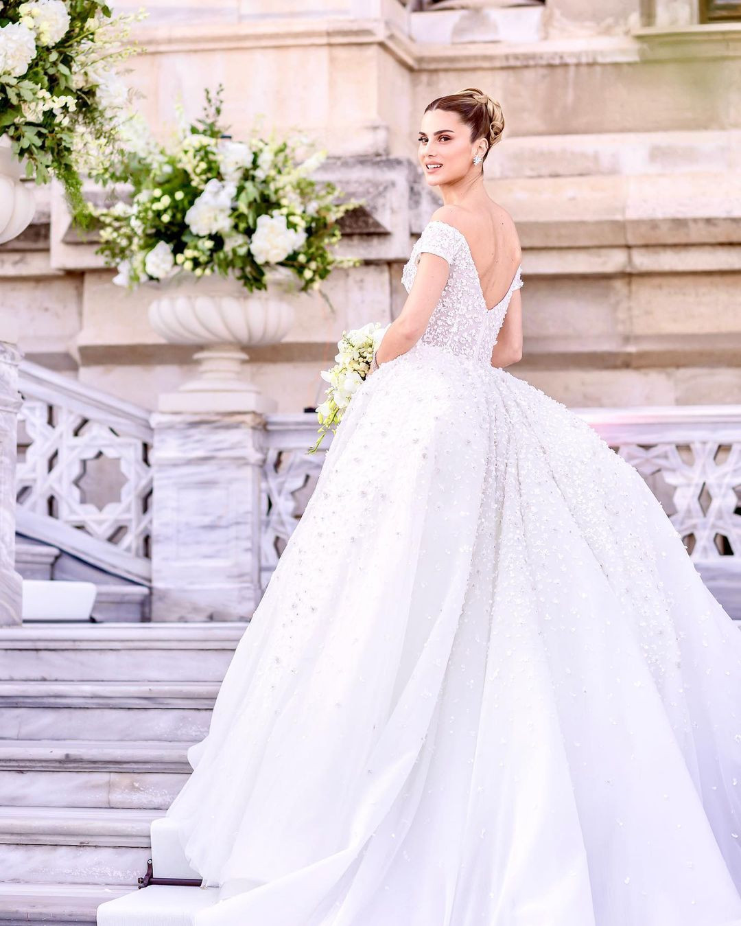 Nazlı Kayı ile Hacı Sabancı, Çırağan Sarayı’nda düğün yaptı: Davetliler şıklık yarışına girdi - Sayfa 47