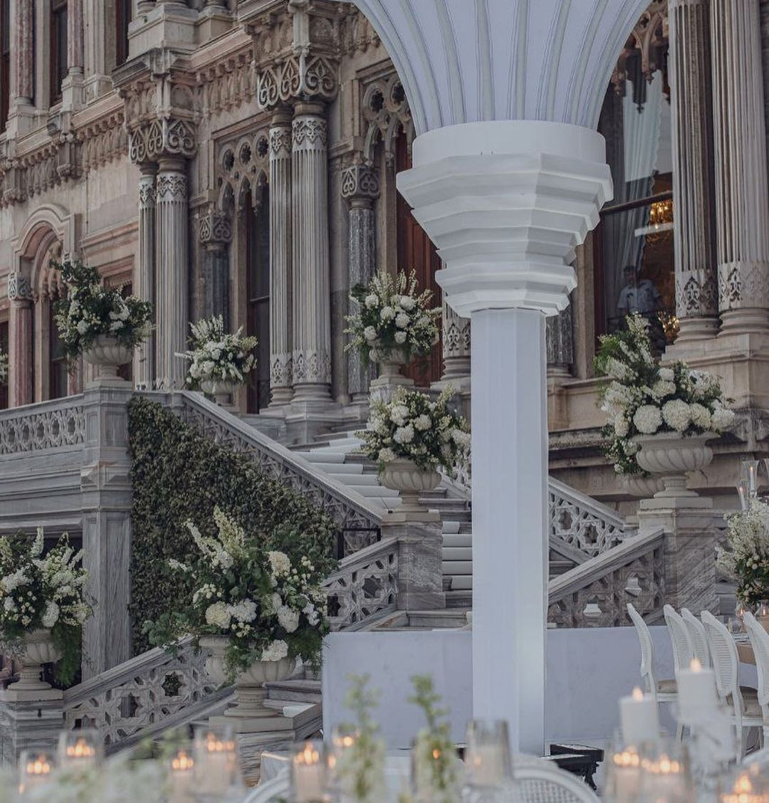 Nazlı Kayı ile Hacı Sabancı, Çırağan Sarayı’nda düğün yaptı: Davetliler şıklık yarışına girdi - Sayfa 49