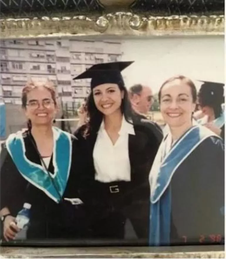 Burcu Özberk: Zamanında yolumuza taş koydular ama çiçeklerle alkışlanarak mezun oldum - Sayfa 15