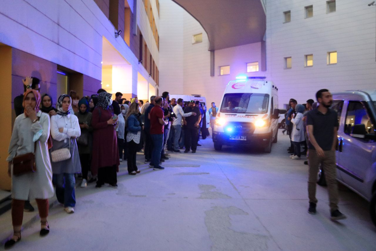 Silahlı saldırıya uğrayan doktor Ekrem Karakaya'nın cenazesi memleketine uğurlandı - Sayfa 8