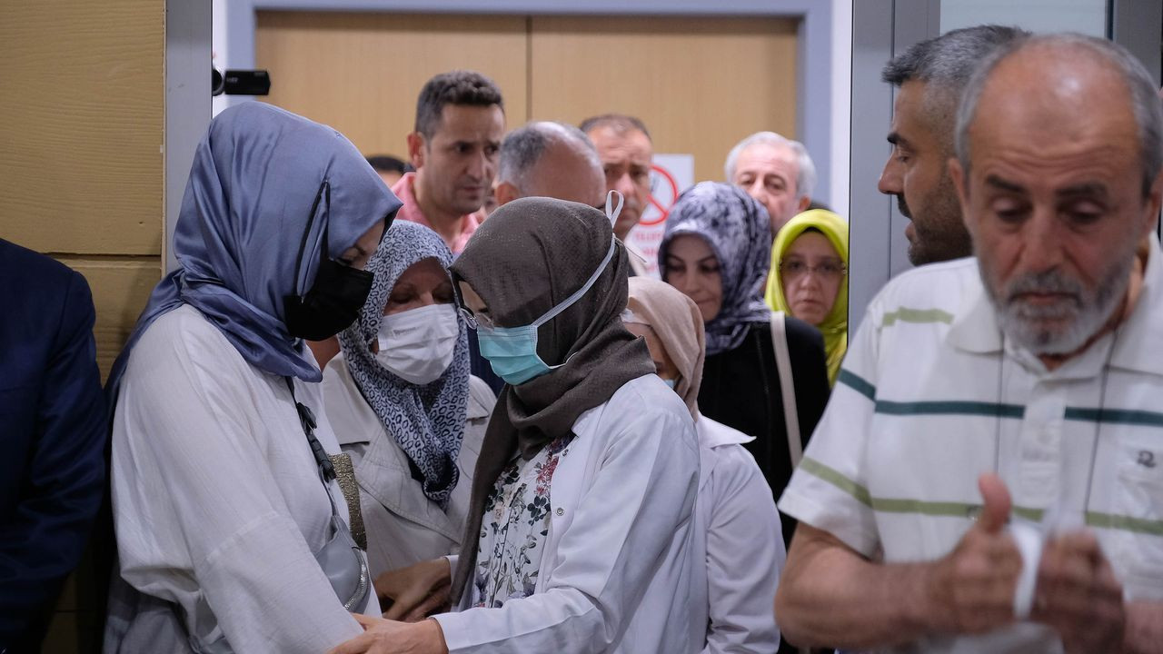 Silahlı saldırıya uğrayan doktor Ekrem Karakaya'nın cenazesi memleketine uğurlandı - Sayfa 5