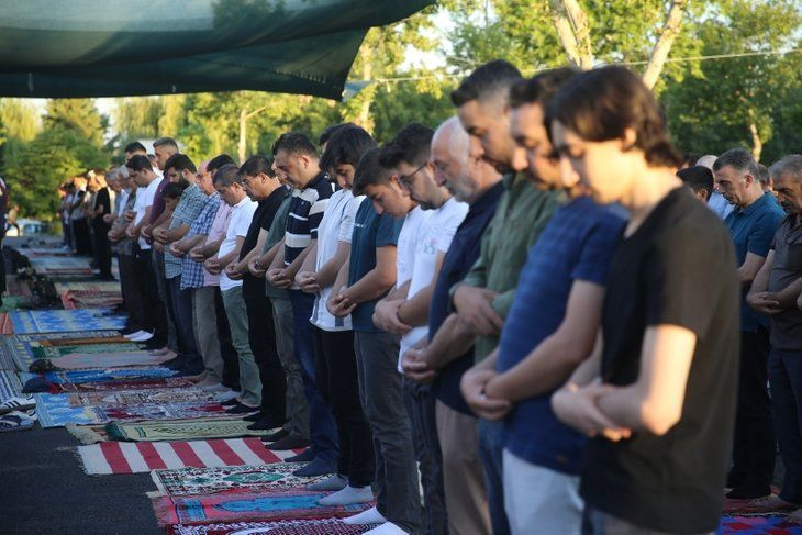 Türkiye'de ve İslam dünyasında Kurban Bayramı coşkusu: Camiler doldu taştı! - Sayfa 20