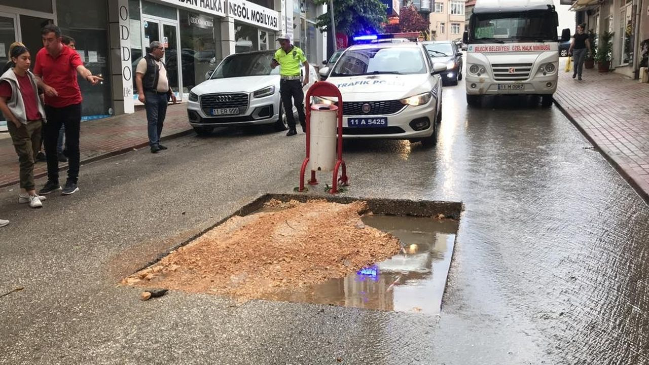 Bilecik'te sağanağa yolda yakalanan araçlar suya gömüldü - Sayfa 6