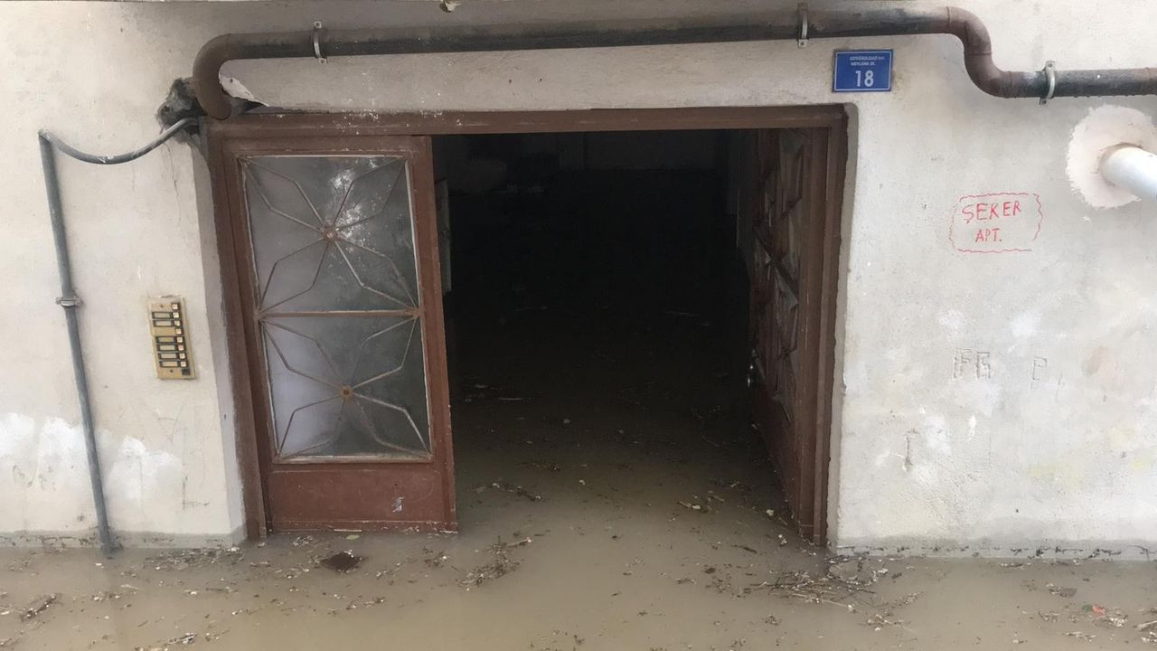 Bilecik'te sağanağa yolda yakalanan araçlar suya gömüldü - Sayfa 7