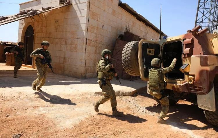 Kahraman Mehmetçik bayramı Suriye'de karşıladı: 24 saat eli tetikte bekleyen askerler, kurban keserek dua etti! - Sayfa 7