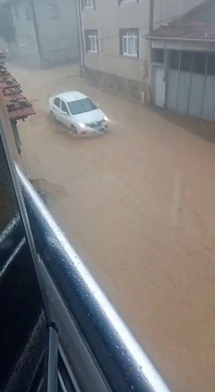 Türkiye'de sağanak yağış hayatı felç etti: Bilecik'te bir kadın hayatını kaybetti! - Sayfa 11