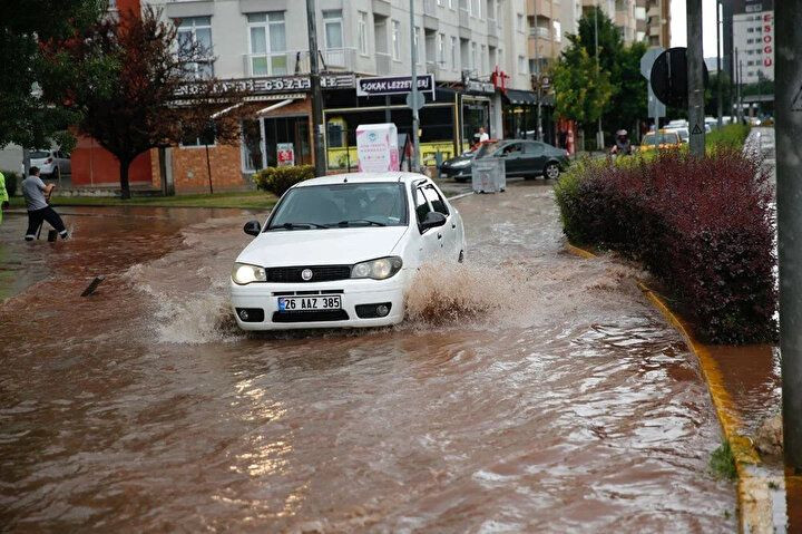 Türkiye'de sağanak yağış hayatı felç etti: Bilecik'te bir kadın hayatını kaybetti! - Sayfa 21