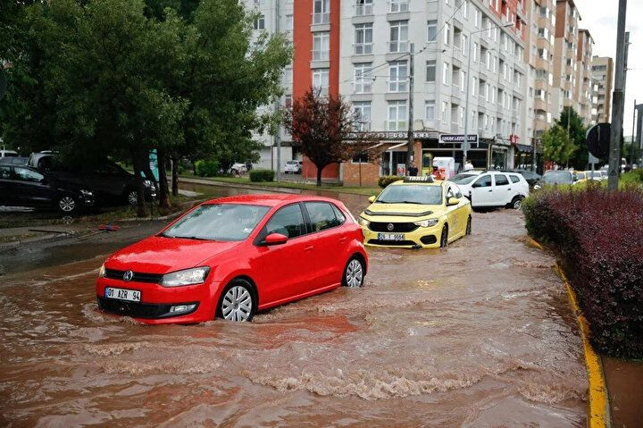 Türkiye'de sağanak yağış hayatı felç etti: Bilecik'te bir kadın hayatını kaybetti! - Sayfa 23