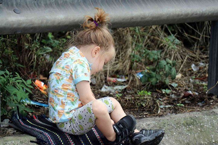 Trafik kazasından günün karesi: 2 yaşındaki çocuk savrulan parçalarla oyun oynadı - Sayfa 6