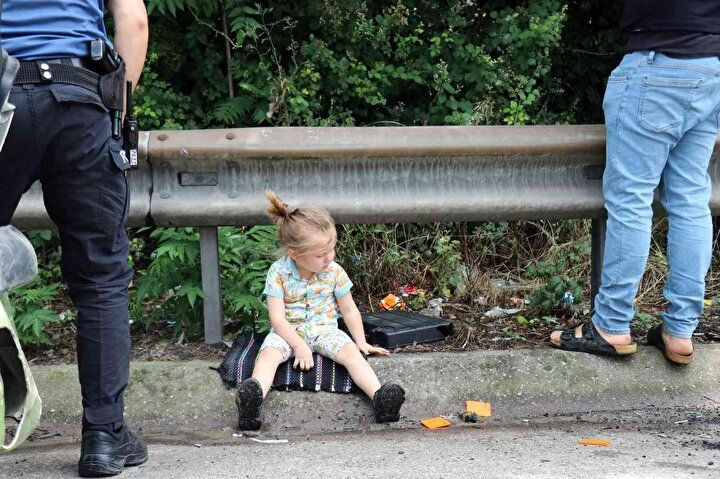 Trafik kazasından günün karesi: 2 yaşındaki çocuk savrulan parçalarla oyun oynadı - Sayfa 7