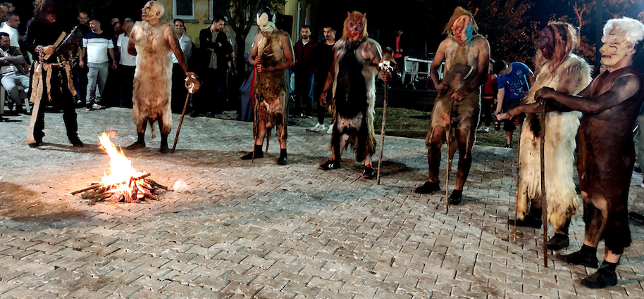 200 yıllık gelenek: Kurbanlık hayvanların derilerini giyip insanları korkutuyorlar - Sayfa 10