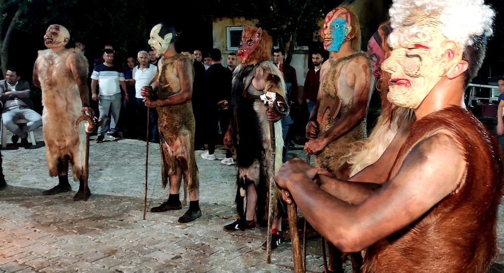 200 yıllık gelenek: Kurbanlık hayvanların derilerini giyip insanları korkutuyorlar - Sayfa 12