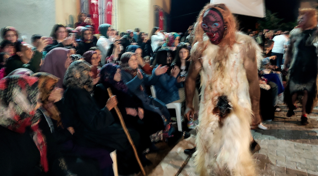 200 yıllık gelenek: Kurbanlık hayvanların derilerini giyip insanları korkutuyorlar - Sayfa 5