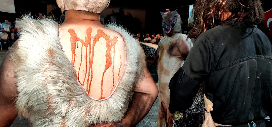 200 yıllık gelenek: Kurbanlık hayvanların derilerini giyip insanları korkutuyorlar - Sayfa 11