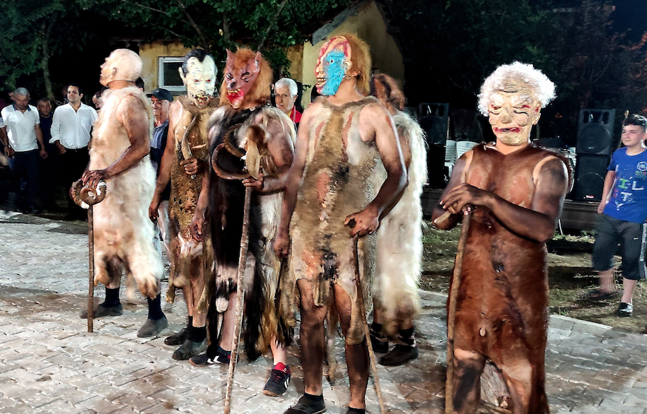 200 yıllık gelenek: Kurbanlık hayvanların derilerini giyip insanları korkutuyorlar - Sayfa 9