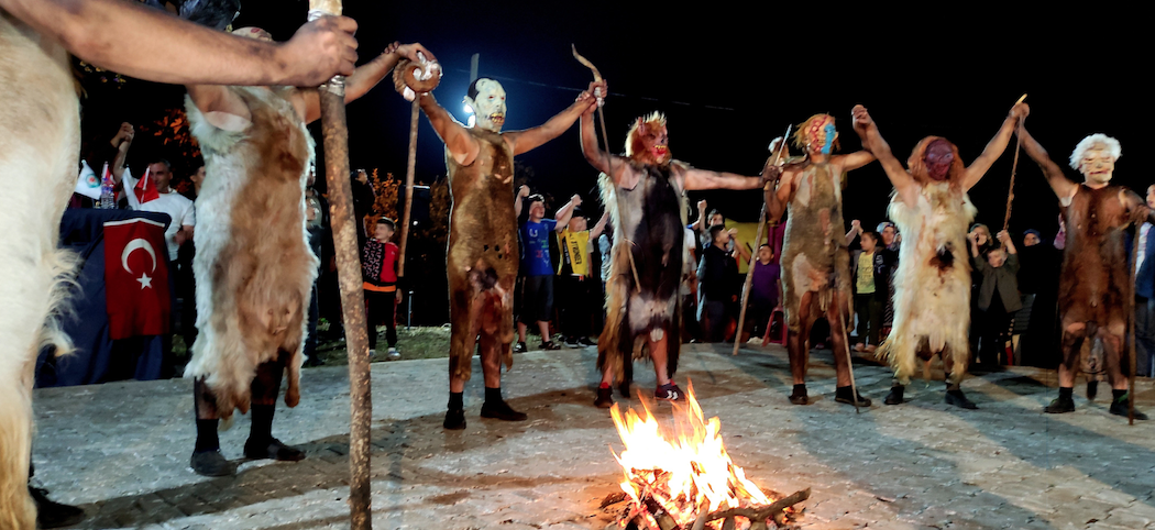 200 yıllık gelenek: Kurbanlık hayvanların derilerini giyip insanları korkutuyorlar - Sayfa 13