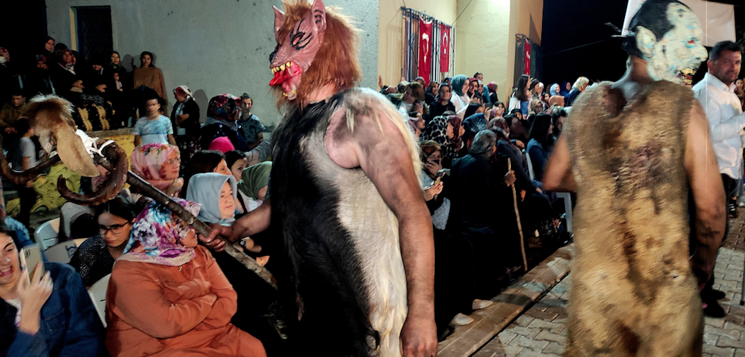 200 yıllık gelenek: Kurbanlık hayvanların derilerini giyip insanları korkutuyorlar - Sayfa 14