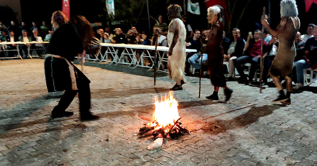 200 yıllık gelenek: Kurbanlık hayvanların derilerini giyip insanları korkutuyorlar - Sayfa 7