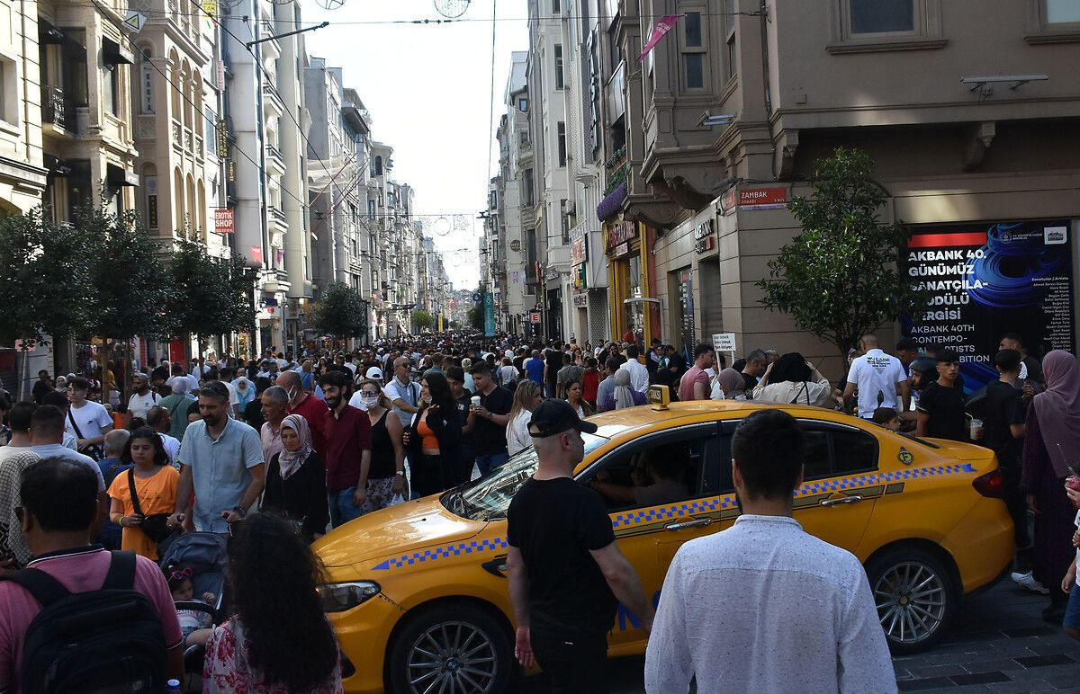 'İğne atsan yere düşmeyecek' dedirten kalabalık! Vatandaşlar Taksim’e akın etti - Sayfa 6