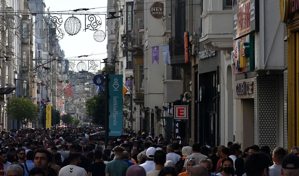 'İğne atsan yere düşmeyecek' dedirten kalabalık! Vatandaşlar Taksim’e akın etti - Sayfa 7