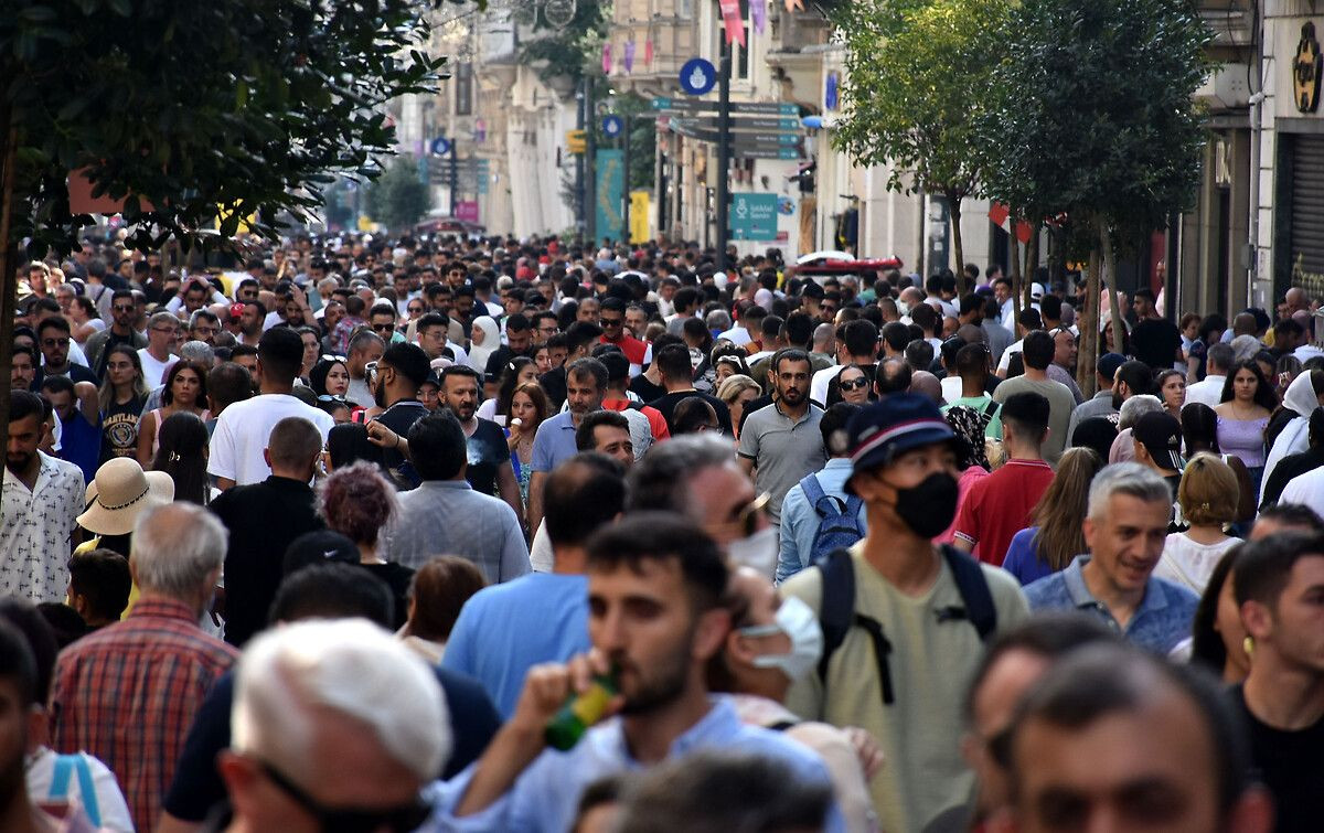 'İğne atsan yere düşmeyecek' dedirten kalabalık! Vatandaşlar Taksim’e akın etti - Sayfa 8