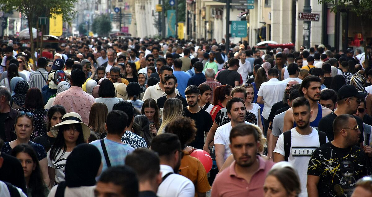 'İğne atsan yere düşmeyecek' dedirten kalabalık! Vatandaşlar Taksim’e akın etti - Sayfa 5