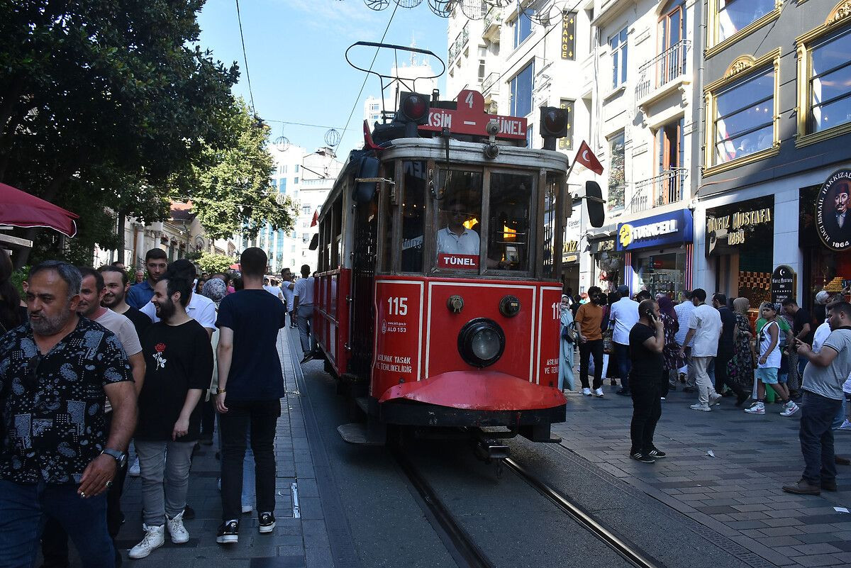 'İğne atsan yere düşmeyecek' dedirten kalabalık! Vatandaşlar Taksim’e akın etti - Sayfa 10