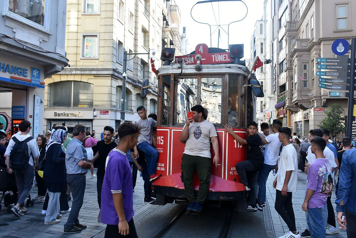 'İğne atsan yere düşmeyecek' dedirten kalabalık! Vatandaşlar Taksim’e akın etti - Sayfa 11